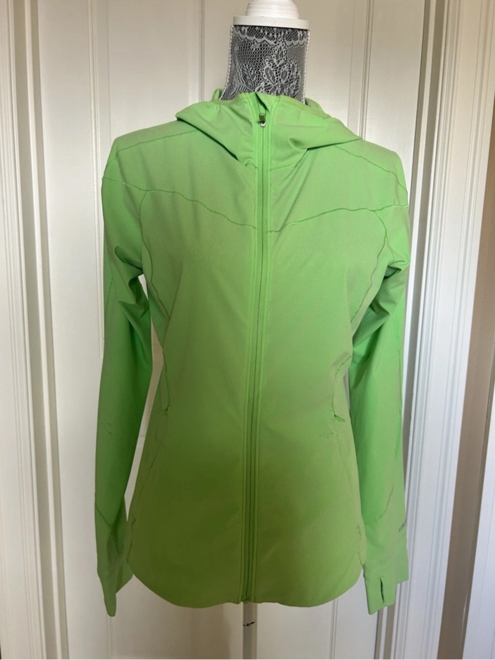 Lululemon Lime Green mist over windbreaker Women’s Hooded Jacket, 6 - Picture 2 of 7